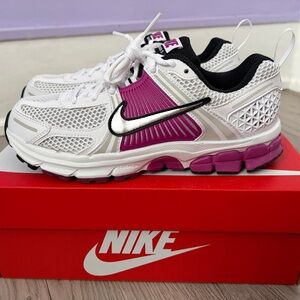 Nike: Vomero 5, Reflective Accents, Color: White/Fuchsia, Size: 5Y (Big Kids)